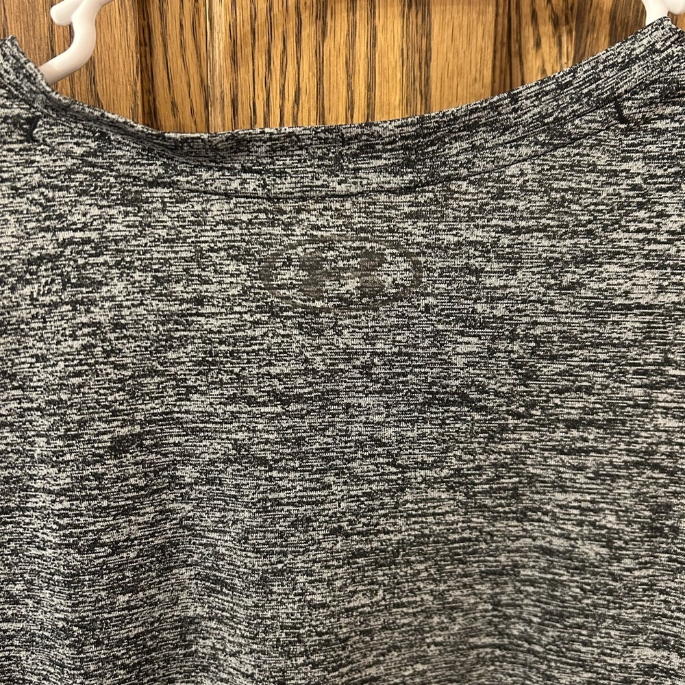 Under Armour Women's Heathered Gray V-Neck Athletic Tee Medium - Picture 4 of 5